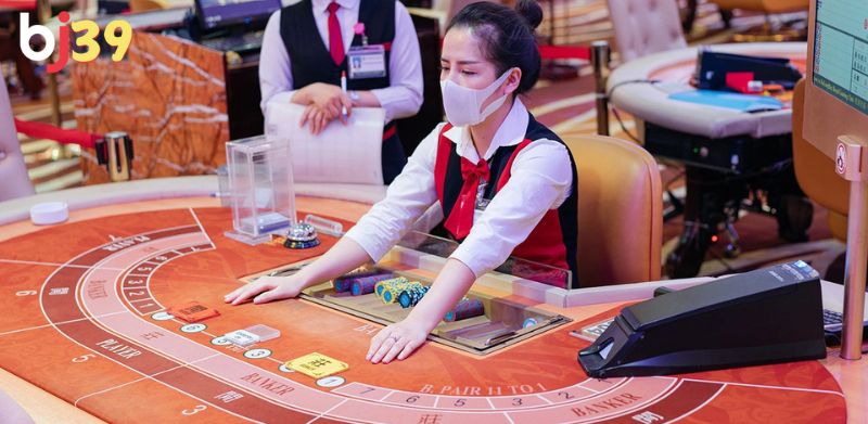 Baccarat là game bài đơn giản phù hợp cho mọi người chơi